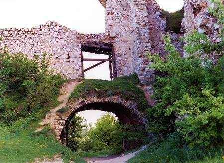 ruinas_bathory001.jpg