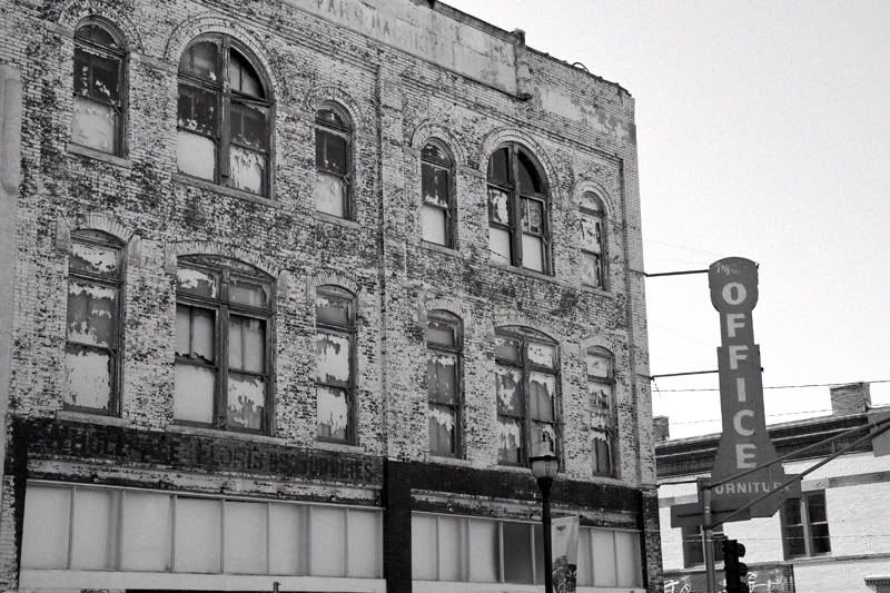 IMAGE: http://i276.photobucket.com/albums/kk2/D40riggs/Street%20Photography/officespace.jpg