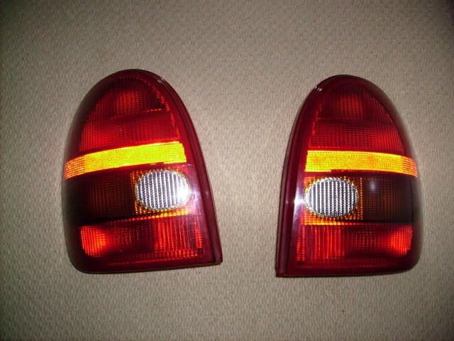 corsa b rear tail lights comes with the bulb holders but no bulbs