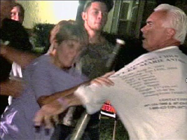 [George and Cindy in fight with protesters 09/18/2008]