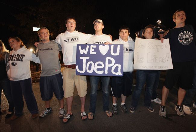 students holding sign saying we loev joepa