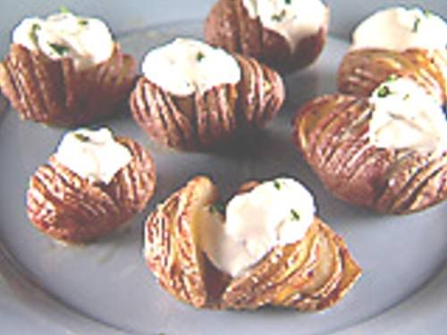 RE0102_Garlic-Hasselback-Potatoes-w.jpg