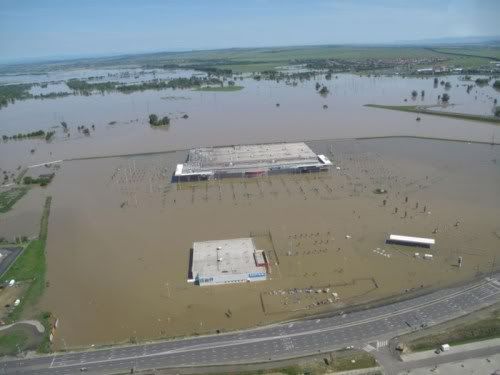 foto-menarik.blogspot.com - Beginilah jika Supermarket Sekelas Carefour Kebanjiran