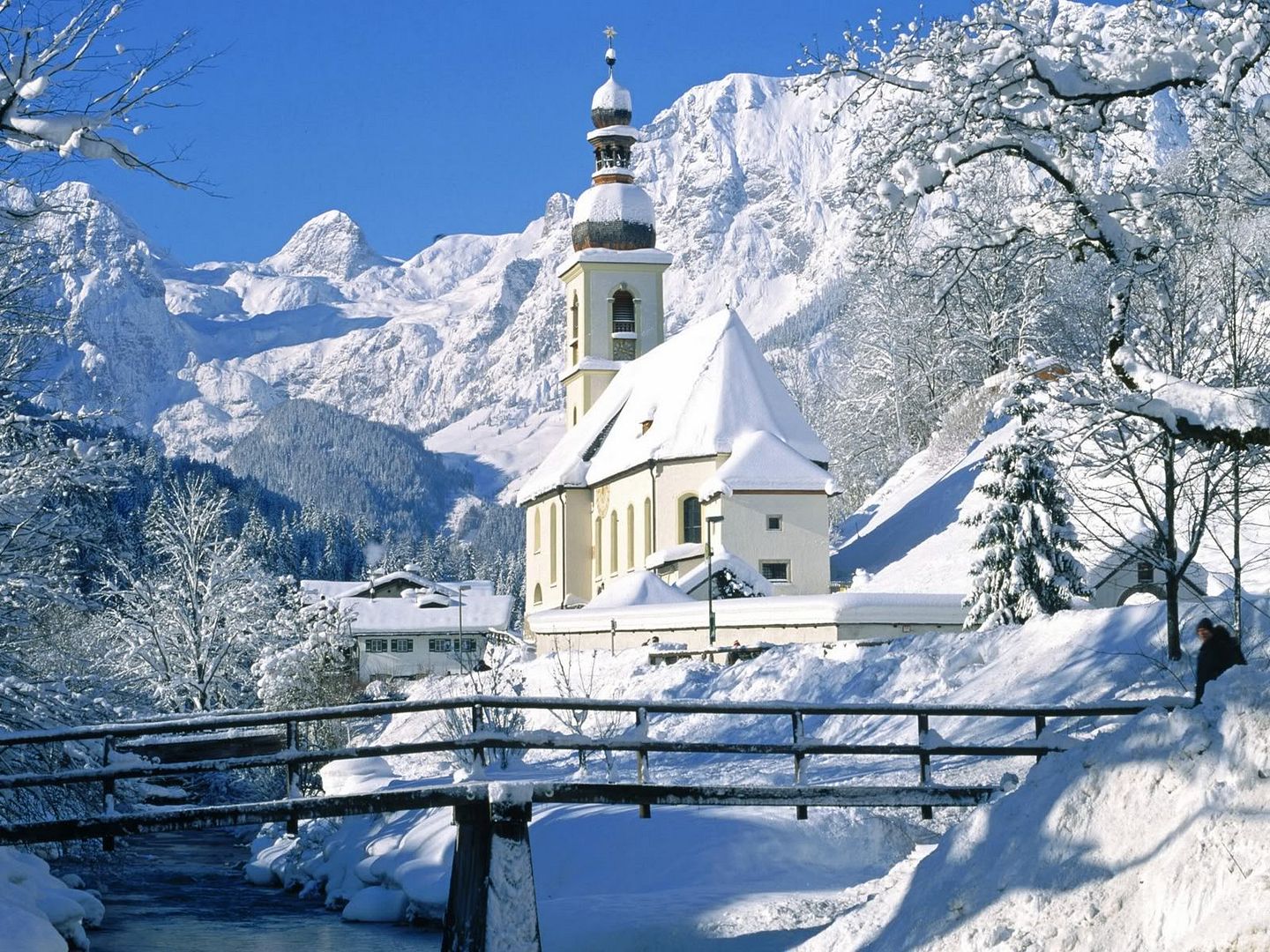 church_in_snow_1600x1200.jpg